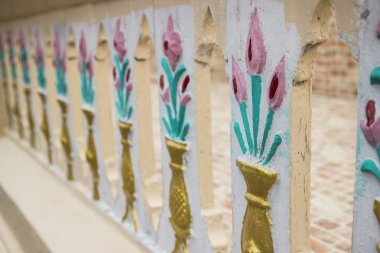 Vazo heykel korkuluğu üzerinde çiçek 