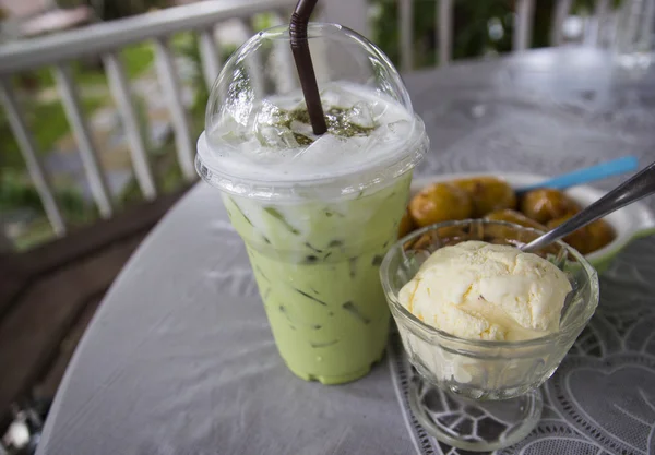 Té verde helado con leche y helado de vainilla — Foto de Stock