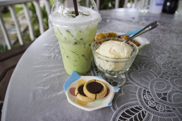 Latte de chá verde gelado com sorvete e biscoitos — Fotografia de Stock
