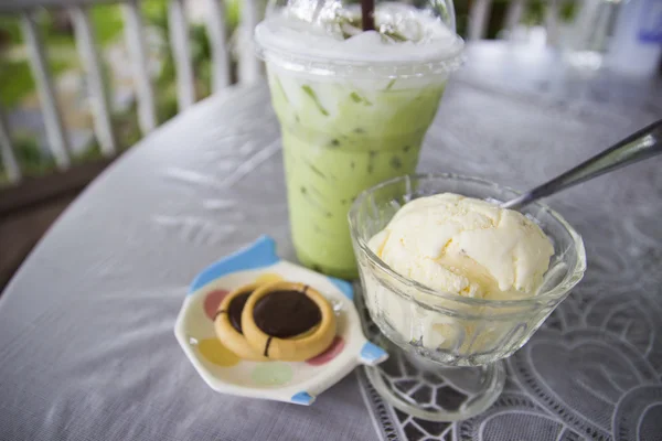 Jégkrém, a jeges zöld tea latte és a cookie-k — Stock Fotó