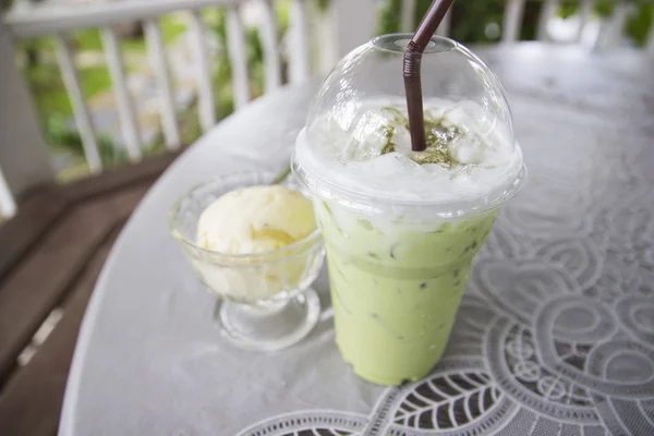 Té verde helado con leche y helado de vainilla — Foto de Stock