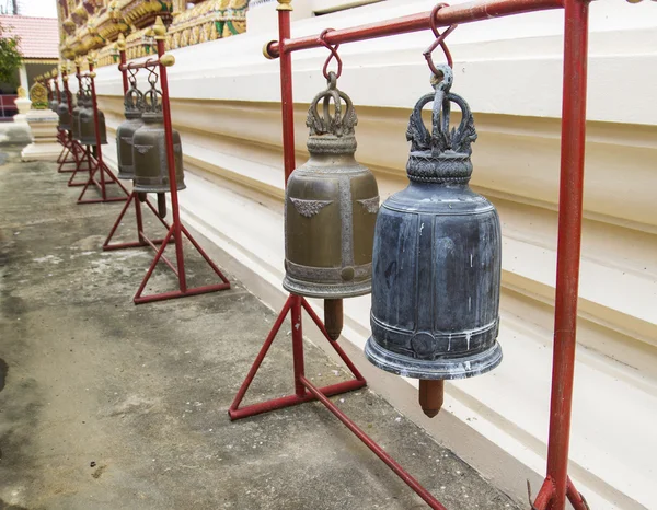 Ряд колокола в азиатском храме — стоковое фото