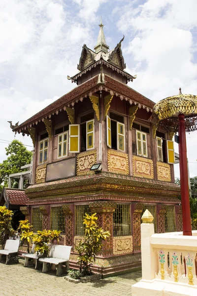 Gamla asiatiska rosa huset — Stockfoto