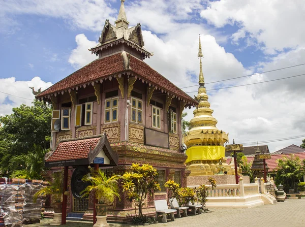 Eski Asya pembe ev ve altın pagoda — Stok fotoğraf