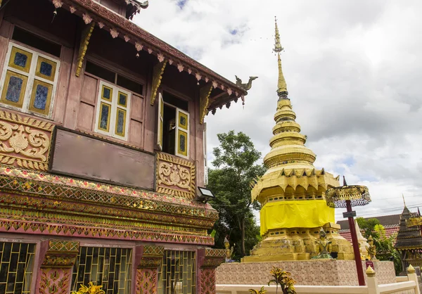 Vieja casa asiática y oro pagoda arquitectura —  Fotos de Stock