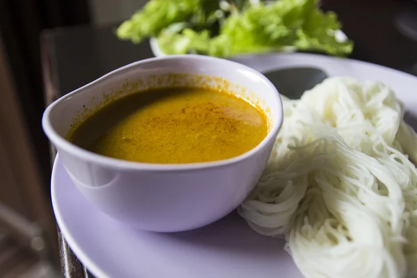 Рисовий вермішель, з'їдений з рибним супом — стокове фото