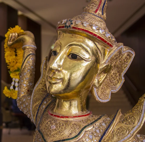 Ouro tailandês design vintage anjo estatueta — Fotografia de Stock