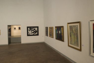 Sanat Galerisi'nde resim gösterme