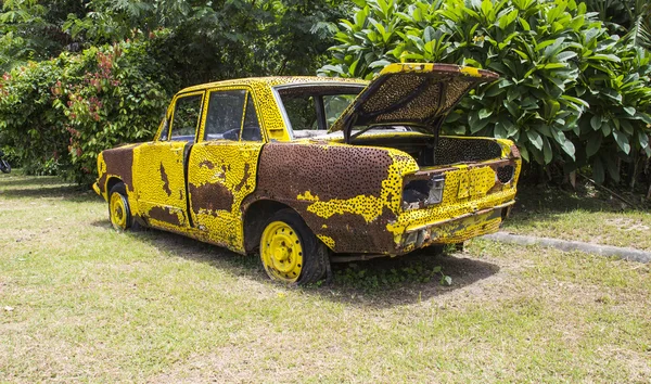 Gelbes rostiges Auto — Stockfoto