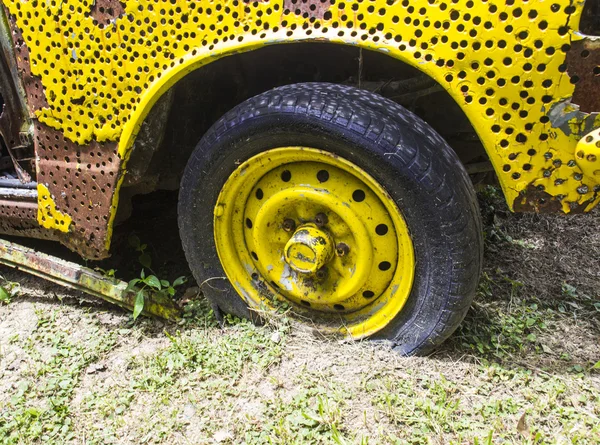 Aplanar neumático del coche — Foto de Stock