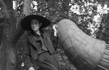 Kimliği belirsiz bir kadın manken sırasında bir photogra poz