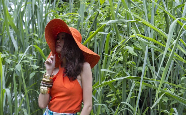 An unidentified female fashion model is posing during a photogra — Stock Photo, Image