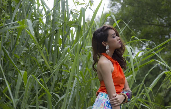 Un mannequin de mode féminine non identifié pose lors d'une photogra — Photo