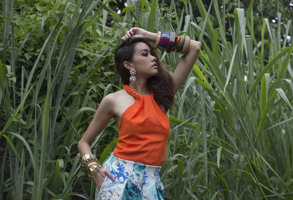 Um modelo de moda feminina não identificada está posando durante um photogra — Fotografia de Stock