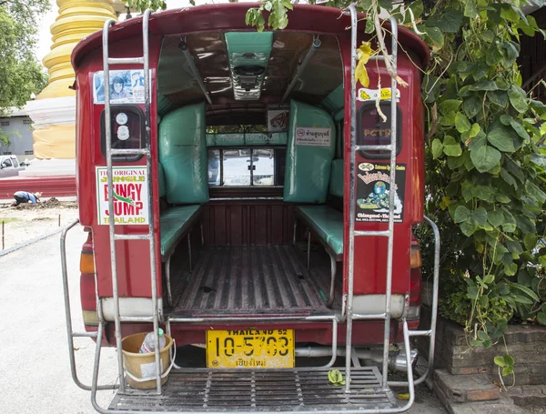 Servicio de transporte en minibús rojo para turistas que viajan en Chi —  Fotos de Stock