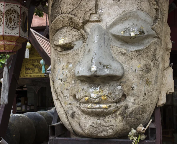 Grande statue de tête de bouddha — Photo