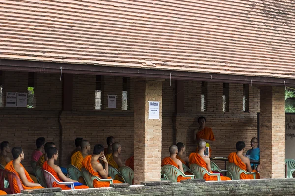 タイ仏教修道士の英語学習 — ストック写真