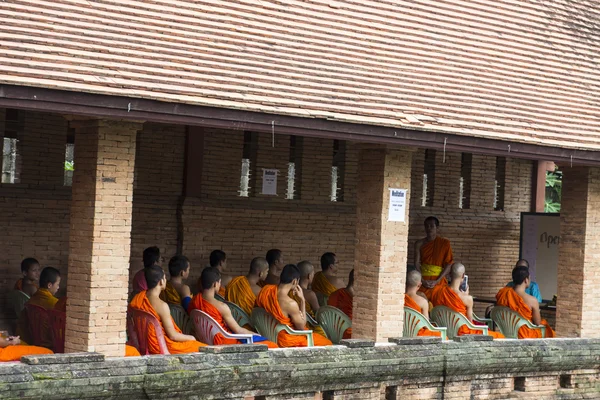 Thailändischer buddhistischer Mönch lernt Englisch — Stockfoto