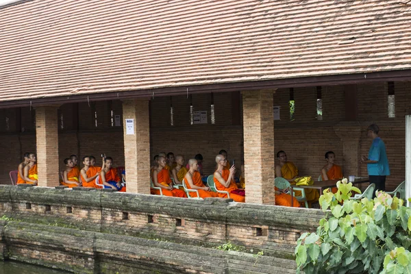 Thailand buddhistisk munk lära sig engelska — Stockfoto