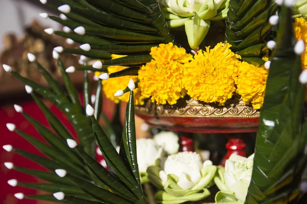 Lotus, Goudsbloem en gevouwen bananen blad ornament — Stockfoto