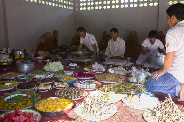 人に食べ物を与えるし、彼らの偉大なメリの僧侶に飲む — ストック写真