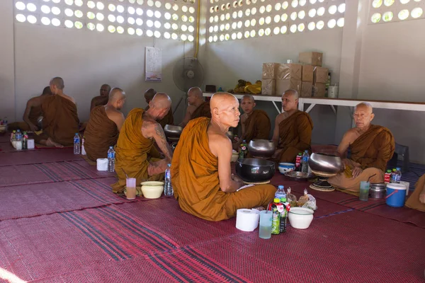 Buddhistischer Mönch wartet auf das Frühstück, das von Leuten gegeben wird, die — Stockfoto
