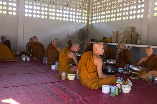 Buddhistischer Mönch wartet auf das Frühstück, das von Leuten gegeben wird, die — Stockfoto