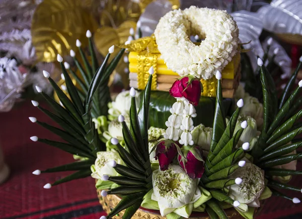 Loto, calendula e ornamento di foglie di banana piegate — Foto Stock