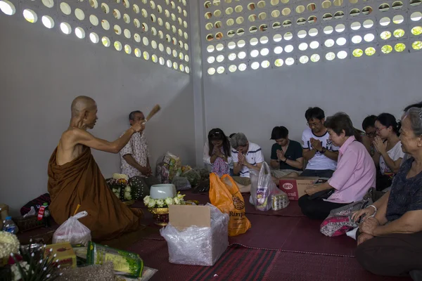 Buddyjski mnich jest błogosławieństwo ludzi, którzy robią Wielkie zasługi — Zdjęcie stockowe