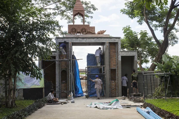 Gruppo di lavoratori non identificati stanno costruendo la facciata della porta , — Foto Stock