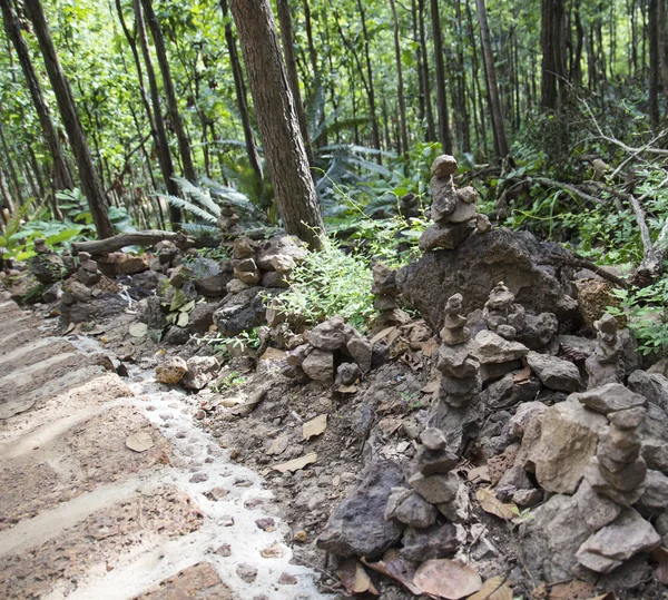 Roca apilada en el bosque —  Fotos de Stock