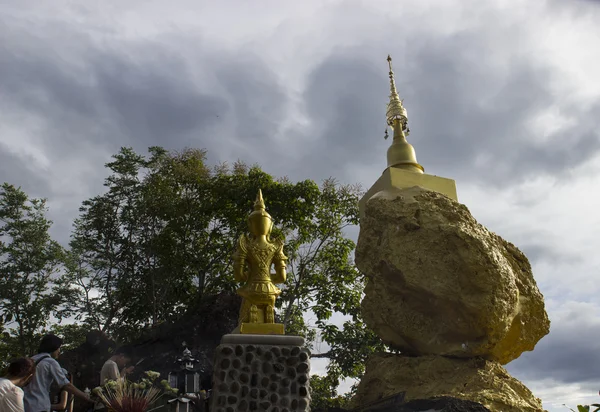 Angel statue worshiping buddha pagoda — Stock Photo, Image