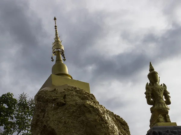 Angel statue worshiping buddha pagoda — Stock Photo, Image