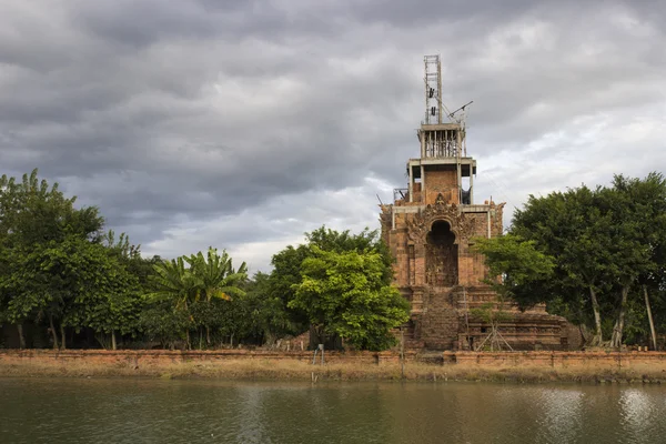 El estilo de arte escultura asiática en el edificio junto al río —  Fotos de Stock