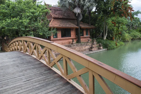 Jardín puente de madera — Foto de Stock