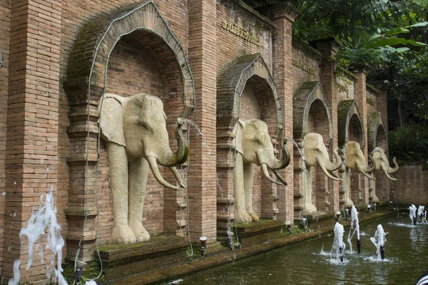 Elefant skulptur på tegelvägg — Stockfoto