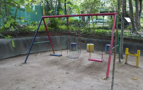 Swing i kid playground — Stockfoto