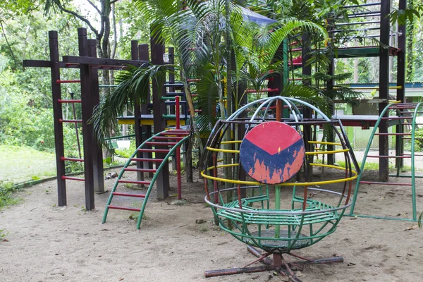 Plac zabaw dla dzieci w ogrodzie — Zdjęcie stockowe