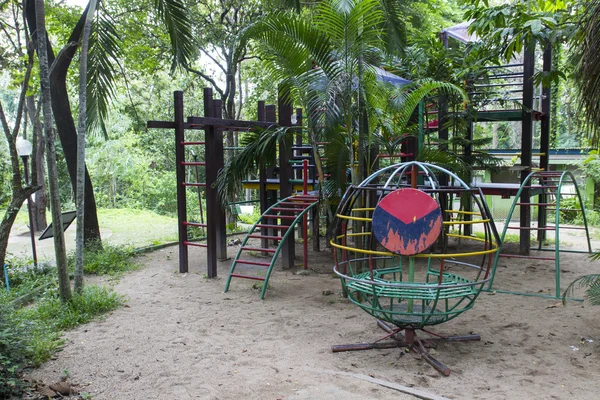 Plac zabaw dla dzieci w ogrodzie — Zdjęcie stockowe