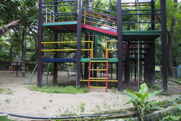 Kid speelplaats in de tuin — Stockfoto