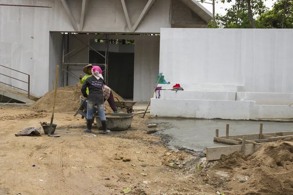 Ásia mulher trabalhador descarga areia para construção — Fotografia de Stock