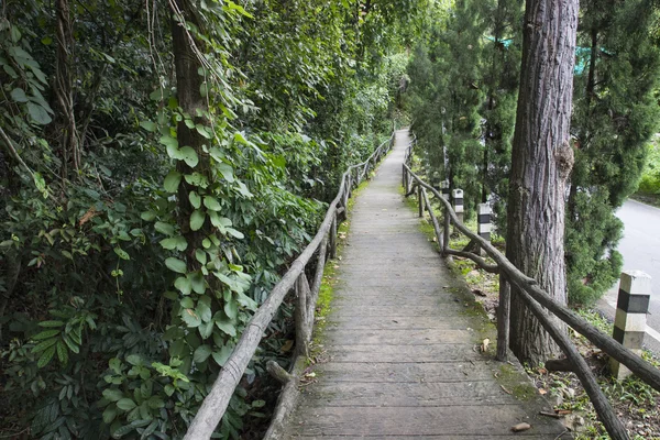 Caminho de madeira ao lado da estrada — Fotografia de Stock