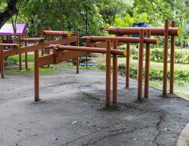paralel parkta egzersiz donanımları bar