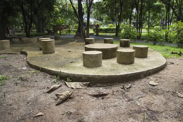 Il sedile in cemento nel parco — Foto Stock