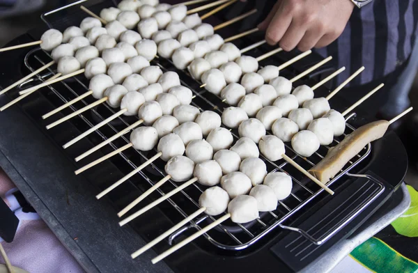 Gehaktbal zijn grillen op fornuis — Stockfoto