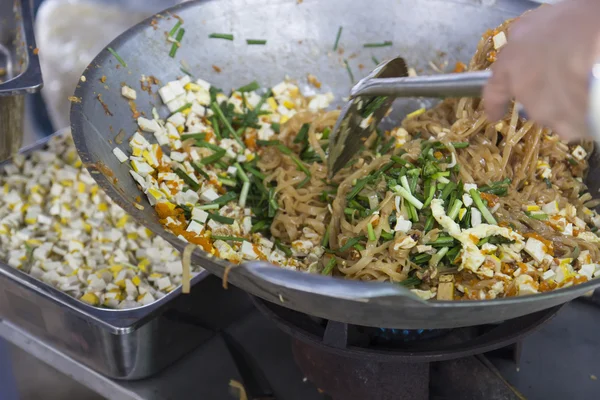 Vaření pad thai tím zamíchat smažení nudle, čínské pórek, kousek tofu — Stock fotografie