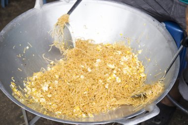 Vejetaryen Makarna bir tavada kızartma heyecan