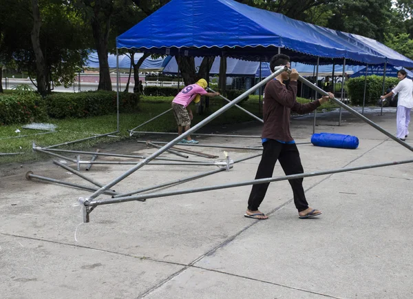 The workers are uninstalling the big tent in front of Chiangmai — Stock Photo, Image