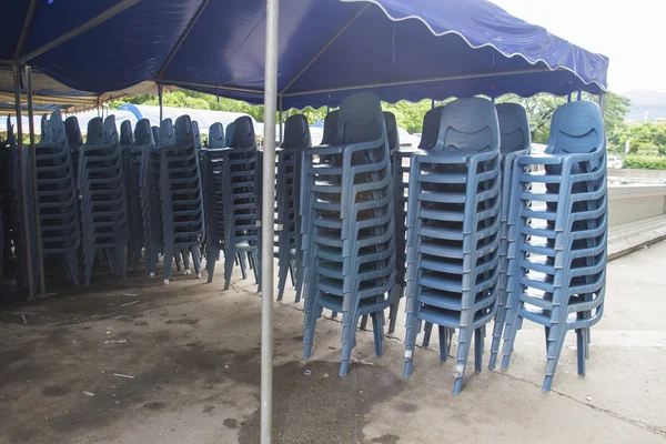 Stos niebieskie plastikowe krzesło bankietowe — Zdjęcie stockowe
