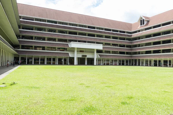 Il prato nel mezzo dell'edificio governativo principale di Chiangmai — Foto Stock